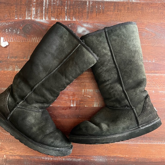 Women’s Uggs - Picture 1 of 11